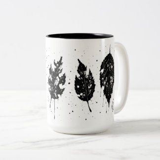 Tasje met dode bladeren in inktdruk tweekleurige koffiemok
