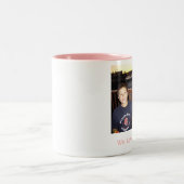 Tasse 2 Couleurs 131, nous aimons notre Yia Yia (Centre)