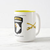 TASSE 2 COULEURS 2E SQUADRON 17E CAVALRY(RECON) 101E AÉROPORT (Devant droit)