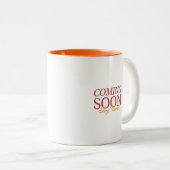 Tasse 2 Couleurs À venir, restez à l'écoute (Devant droit)