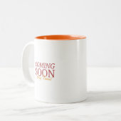 Tasse 2 Couleurs À venir, restez à l'écoute (Devant gauche)