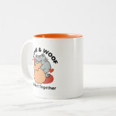 Tasse 2 Couleurs Adorable chat et chien Hug - Meow & Woof Design (Devant gauche)