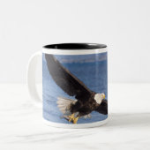 Tasse 2 Couleurs aigle à tête blanche, Haliaeetus leucocephalus, en (Devant gauche)