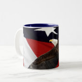 Tasse 2 Couleurs Aigle en vol au-dessus du drapeau américain (Devant gauche)