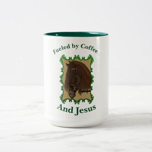 Tasse 2 Couleurs Alimenté par Coffee et Jesus .horse (Centre)