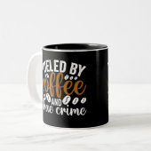 Tasse 2 Couleurs alimenté par le café et le vrai crime (Devant gauche)