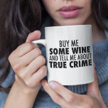 Tasse 2 Couleurs Amusant Acheter Moi Vin Racontez-Moi Sur Le Crime<br><div class="desc">Achète-moi du vin et parle-moi du vrai crime. Une tasse drôle pour quelqu'un qui a le sens de l'humour et qui aime écouter des podcasts sur les tueurs en série ou regarder chaque documentaire sur le meurtre là-bas.</div>