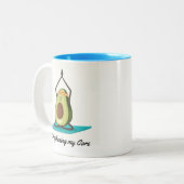 Tasse 2 Couleurs Amusant Avocado Yoga Pun (Devant gauche)