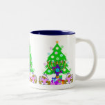 Tasse 2 Couleurs Amusement interconfessionnel de vacances<br><div class="desc">Cadeaux de Noël et ornements de menorah de Chanukah pour les familles interconfessionnelles qui sont juives et chrétien célébrant les deux vacances cette saison.</div>