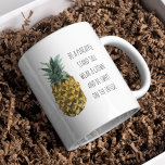 Tasse 2 Couleurs Aquarelle moderne ananas et citation amusante posi<br><div class="desc">Aquarelle moderne ananas et citation amusante positive</div>