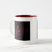 Tasse 2 Couleurs Arbre de Noël dans la fenêtre (Devant gauche)