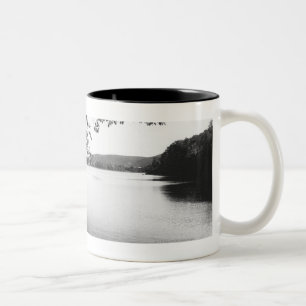 Tasse 2 Couleurs Arbres par la rivière B&W