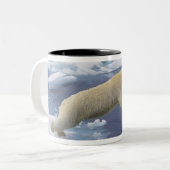 Tasse 2 Couleurs Arctique, Svalbard, Ours polaire s'étendant (Devant gauche)