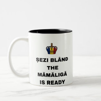 TASSE 2 COULEURS ASSIEDS-TOI, LA MĂMĂLIGĂ EST PRÊTE