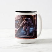 Tasse 2 Couleurs Astronaute quittant le vaisseau spatial (Devant droit)