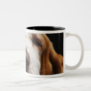 Tasse 2 Couleurs Basset Hound reposant sa tête