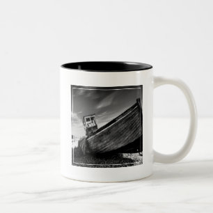 Tasse 2 Couleurs Bateau abandonné sur la plage de Dungeness