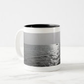 Tasse 2 Couleurs Bateau éloigné sur l'océan (Devant gauche)