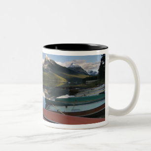 Tasse 2 Couleurs Bateaux garés sur le rivage du lac Maligne,