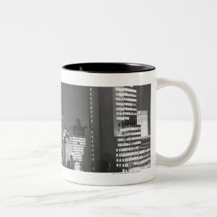 Tasse 2 Couleurs Bâtiments de ville la nuit B&W, vue élevée