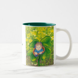 Tasse 2 Couleurs Bébé dans un champ de trèfle.