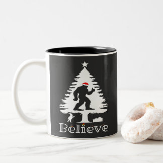 Tasse 2 Couleurs Believe Bigfoot Cryptozoology Christmas Tree