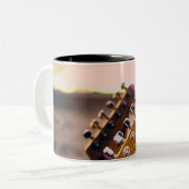 Tasse 2 Couleurs Belle Basse Guitare (Devant gauche)