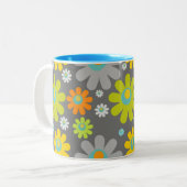 Tasse 2 Couleurs Boho Retro Daisies sur Grey (Devant gauche)