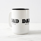 Tasse 2 Couleurs Bold Black & White Text Est Year Dad (Devant gauche)