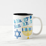 Tasse 2 Couleurs Bonne Hanoukka<br><div class="desc">Heureux texte Hanoukka avec une menorah,  Star of David et deux dreidels. Couleurs bleu,  blanc et jaune.</div>