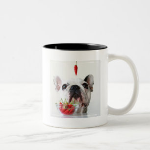 Tasse 2 Couleurs Bouledogue français regardant un poivron rouge
