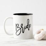 Tasse 2 Couleurs Bride moderne chic Script en noir<br><div class="desc">Avec un script de brosse moderne qui dit "Mariée". Un cadeau élégant pour la nouvelle mariée.</div>