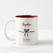 Tasse 2 Couleurs Burgundy Bow Bridesmaid Script Nom moderne Date (Gauche)