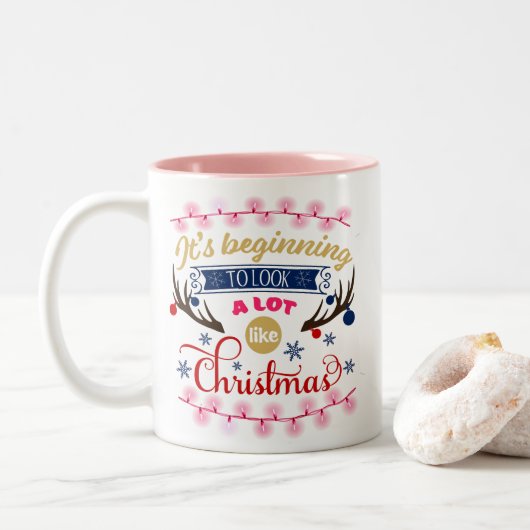 Tasse 2 Couleurs Ça commence à ressembler beaucoup au rose de Noël (Avec donut)