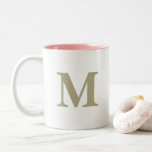 Tasse 2 Couleurs Cadeau de mariage initial lettre monogramme vert s<br><div class="desc">Conçu avec un nom monogramme personnalisé initial en vert sauge (couleur personnalisée) que vous pouvez changer comme vous le souhaitez. Fait un excellent cadeau ou un cadeau de fête pour des occasions telles que les anniversaires,  les mariages,  les baby showers et plus encore !</div>