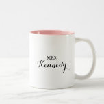 Tasse 2 Couleurs Calligraphie moderne Mme Newlysée Mariée<br><div class="desc">Cette calligraphie moderne mrs mariée mariée tasse à café est un cadeau parfait pour la mariée ou la mariée pour être pour un wedding shower rustique. Le design sobre et élégant présente une typographie de script classique et sophistiquée en noir et blanc.</div>