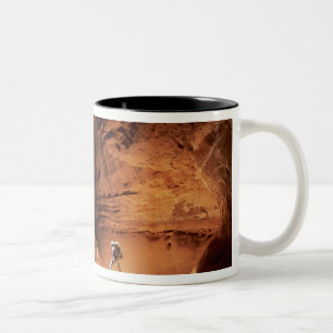 Tasse 2 Couleurs Canyoneur éclairé dans les profondeurs d'un étroit