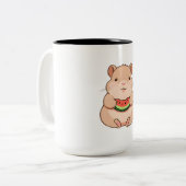 Tasse 2 Couleurs Capybara Chibi Mignon Mangeant une Tranche de Past (Devant gauche)