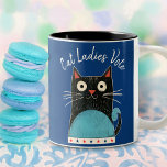 Tasse 2 Couleurs Cat Ladies Vote Script Feminist Russe mignon gras<br><div class="desc">"Les femmes de chat votent". Soyez fiers et partagez votre soutien à Kamala Harris chaque fois que vous buvez de cette tasse de café féministe mignonne, amusante et graphique. Une jolie illustration de chat rustique en noir, rouge, blanc et turquoise, bleu et blanc manuscrite typographie recouvre un arrière - plan...</div>