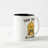 Tasse 2 Couleurs Ce Poussin Est Un Jeu (Devant droit)