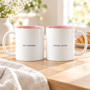 Tasse 2 Couleurs Cela arrive en buvant, le café aide - Typographie