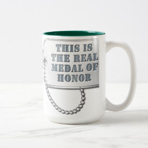 Tasse 2 Couleurs C'est la VRAIE médaille d'honneur