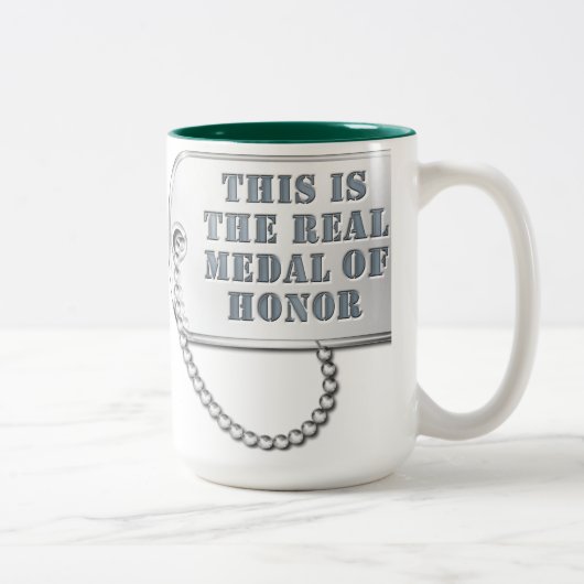 Tasse 2 Couleurs C'est la VRAIE médaille d'honneur (Droit)
