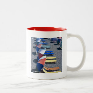 Tasse 2 Couleurs Chaises vides sur la plage