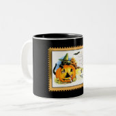 Tasse 2 Couleurs Chat d'Halloween assis dans une citrouille Jack O (Devant gauche)