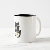 Tasse 2 Couleurs Chat noir mangeant du ramen (Devant droit)