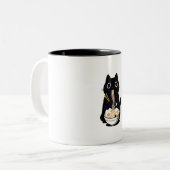 Tasse 2 Couleurs Chat noir mangeant du ramen (Devant gauche)