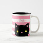Tasse 2 Couleurs Chat noir mignon Nom personnalisé et initial<br><div class="desc">Super mignonne tasse à rayures roses et blanches,  et adorable chat noir aux yeux jaunes.</div>