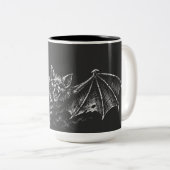 Tasse 2 Couleurs Chauve-souris plongeante - par BurnsInHell (Devant droit)