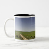 Tasse 2 Couleurs Chemin d'exploitation tortillant entre les champs (Gauche)